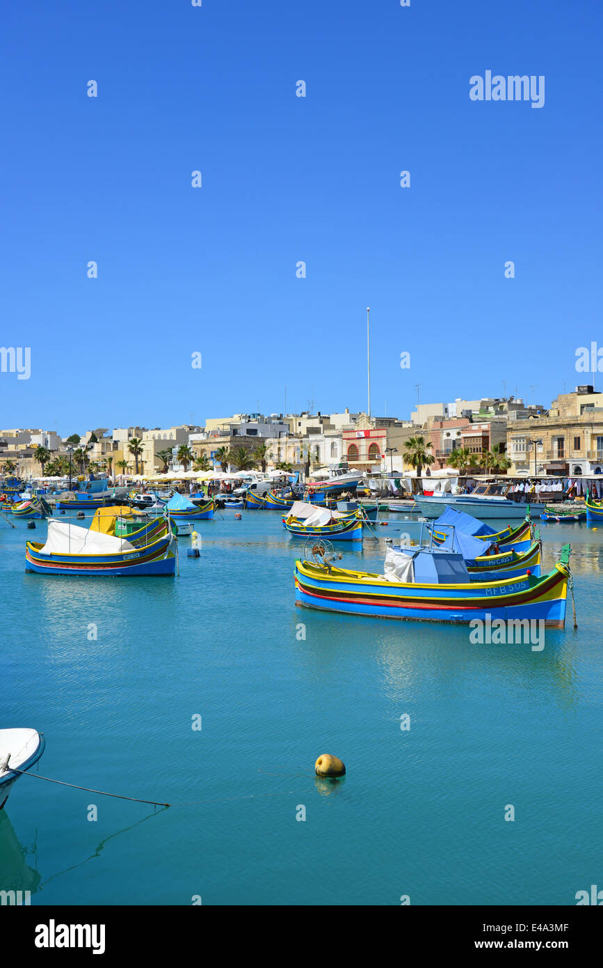 Luzzu Boote in Marsaxlokk Hafen, Marsaxlokk, South Eastern District, Malta Xlokk Region, Republik Malta Stockfoto