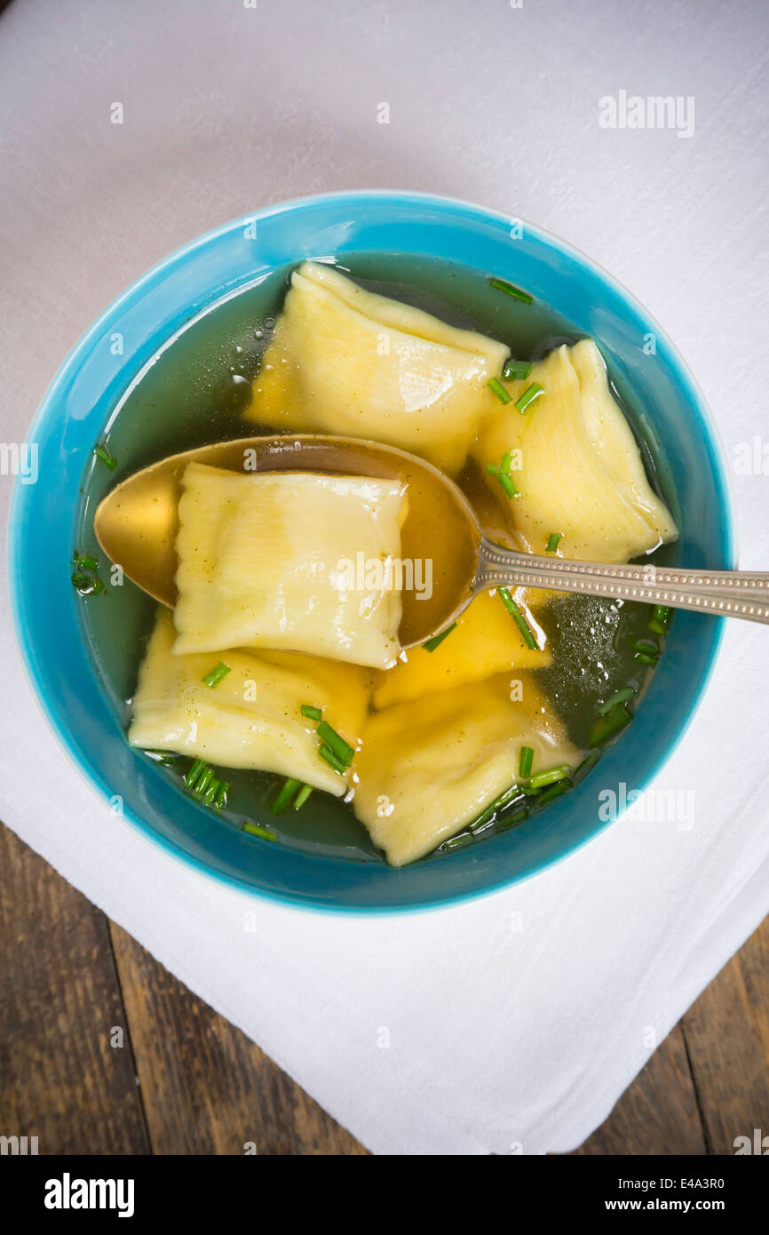 Schüssel mit schwäbischen Knödel und Löffel auf dem weißen Tuch, erhöhten Blick Stockfoto