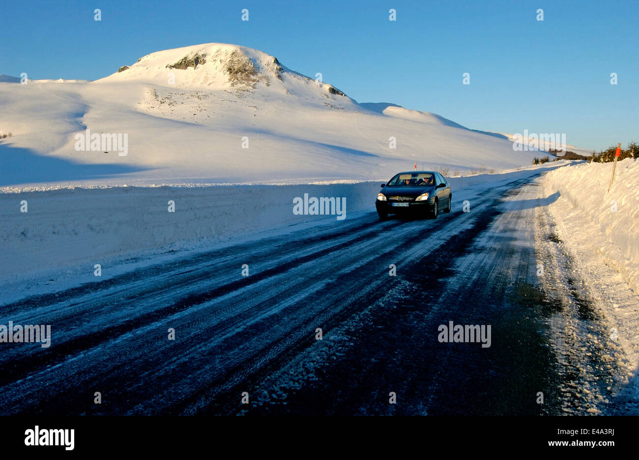 Straße im Winter mit hohen Schneeverwehungen Stockfoto