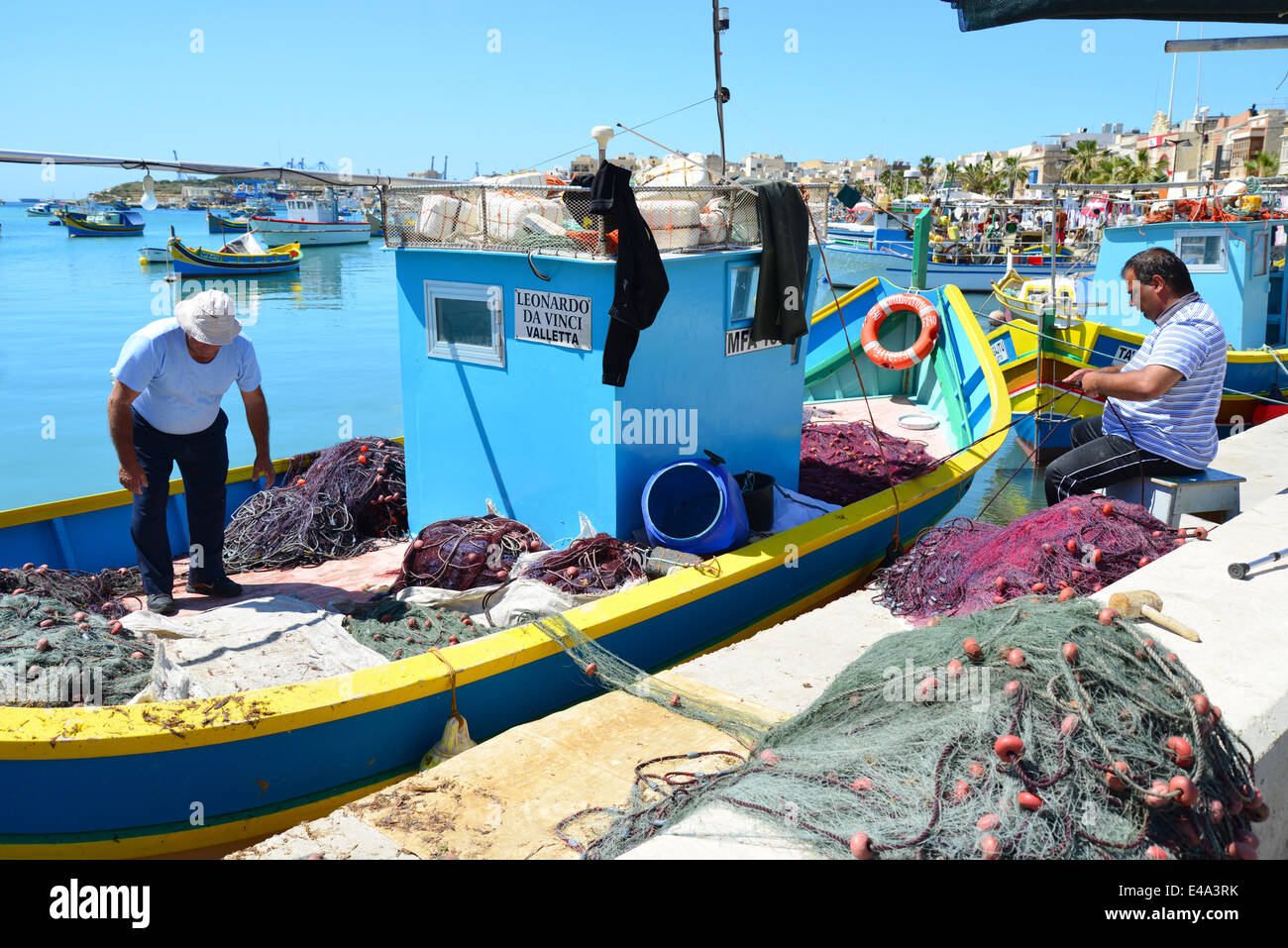 Fischer auf Luzzu Hafen, Marsaxlokk, Marsaxlokk, South Eastern District, Malta Xlokk Region, Republik Malta Stockfoto