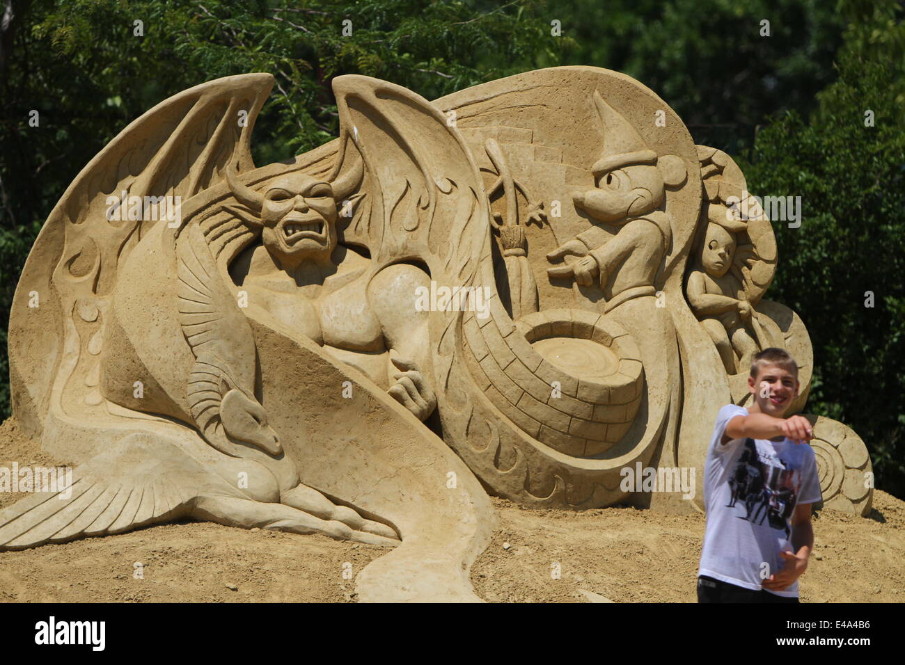 Burgas, BGR. 7. Juli 2014. Besucher gehen vorbei an Sandskulpturen während der internationalen Sandskulpturen Festival in der bulgarischen Stadt Burgas östlich der Hauptstadt Sofia, 5. Juli 2014. Die Stadt hält das Festival zum siebten Mal. Mehr als 50 Künstler aus USA, Kanada, Russland, UK, Japan, Belgien, Norwegen und anderen Ländern beteiligen sich am Festival. Foto von: Petar Petrov /Impact Pressegruppe / Credit: Petar Petrov/NurPhoto/ZUMA Draht/Alamy Live-Nachrichten Stockfoto