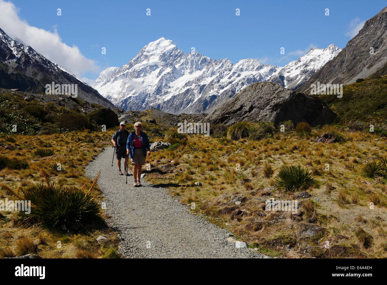 Wanderer auf Hooker Valley Track mit Mount Cook, Mount Cook National Park, UNESCO, Südinsel, Neuseeland Stockfoto