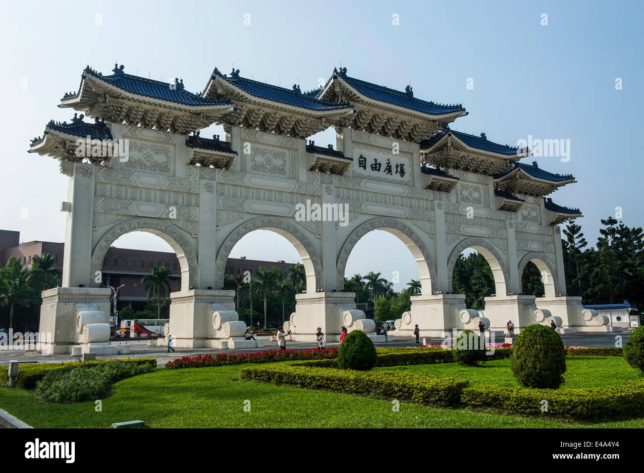 Riesiges Tor vor dem Chiang Kai-Shek Memorial Hall, Taipei, Taiwan, Asien Stockfoto