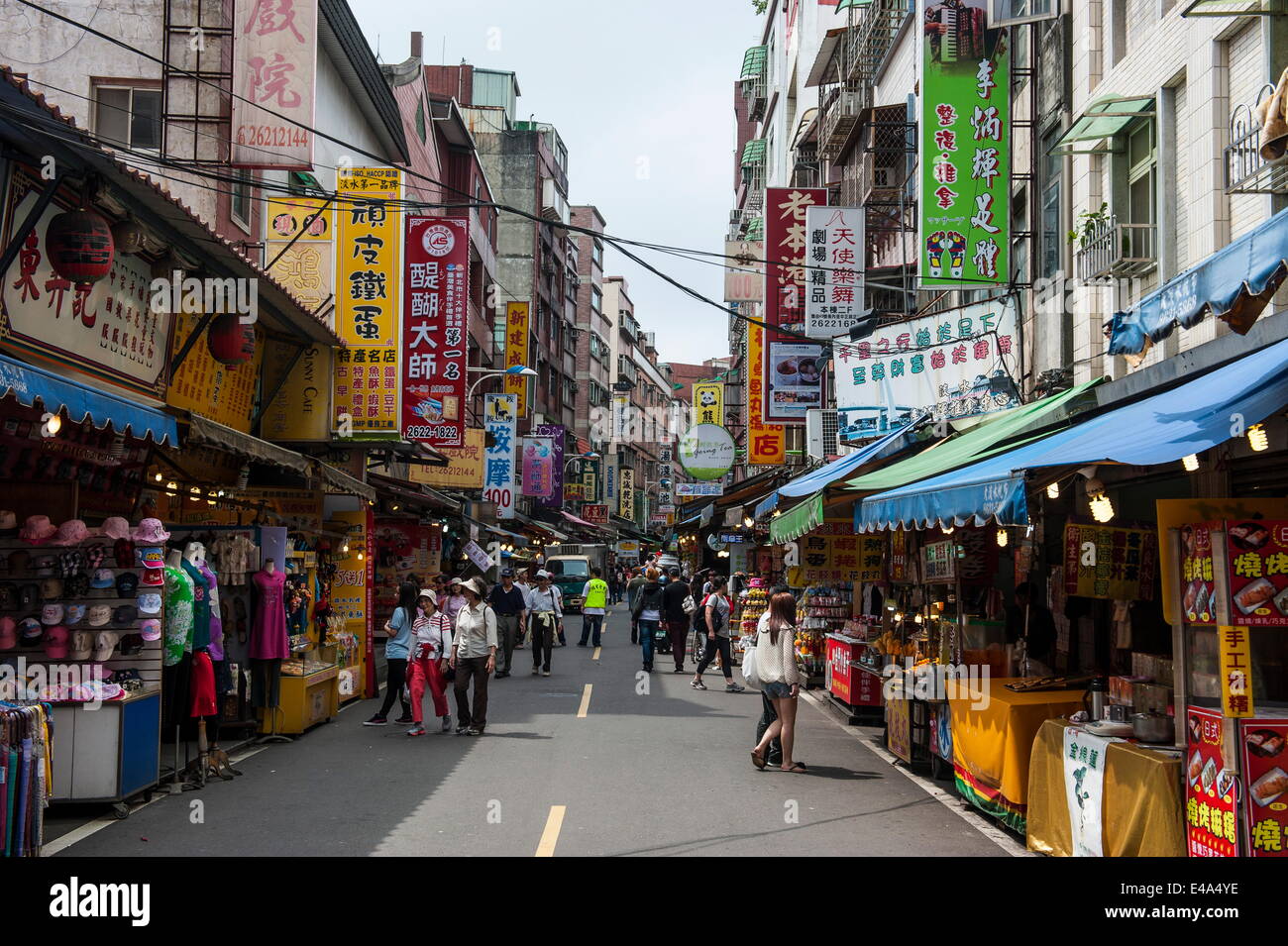Geschäftsstraße in Danshui, Vorort von Taipei, Taiwan, Asien Stockfoto