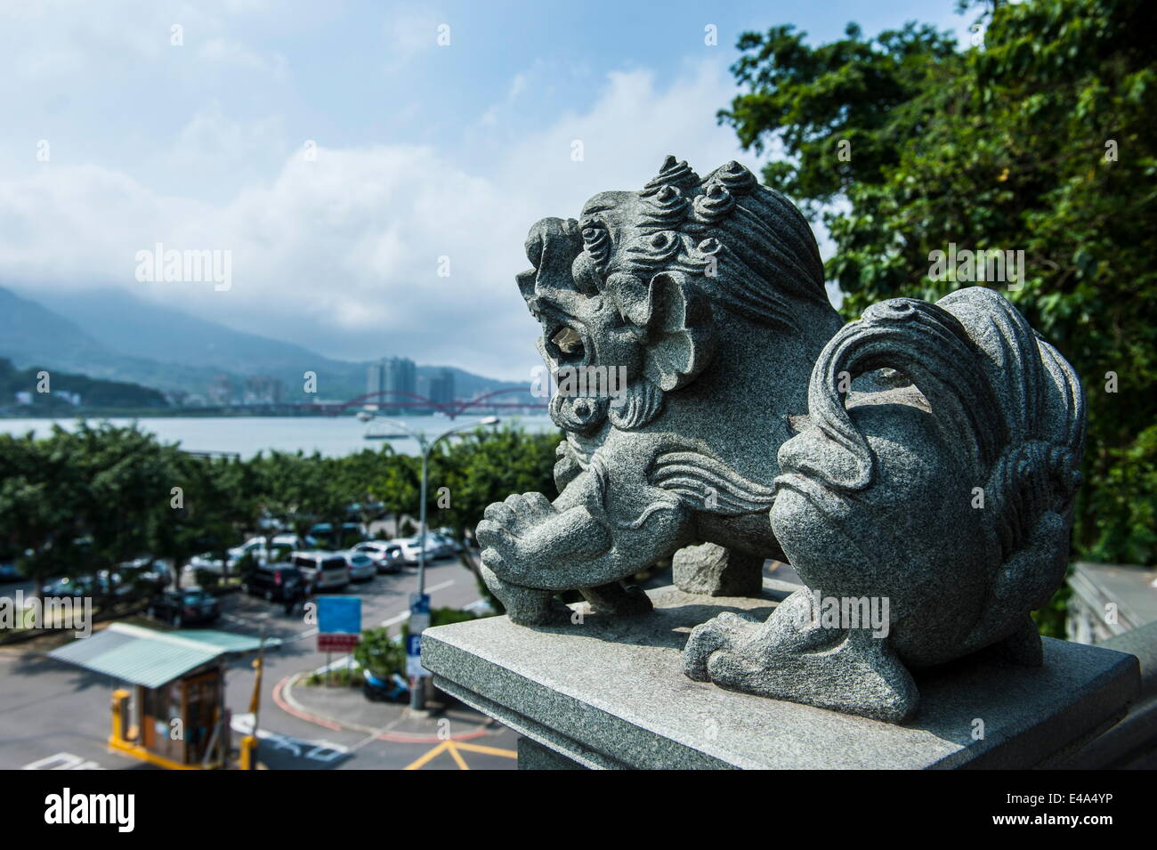 Stein-Löwen, die Überwachung des Danshui-Flusses von Guandu Tempel, Guandu, Taipei, Taiwan, Asien Stockfoto
