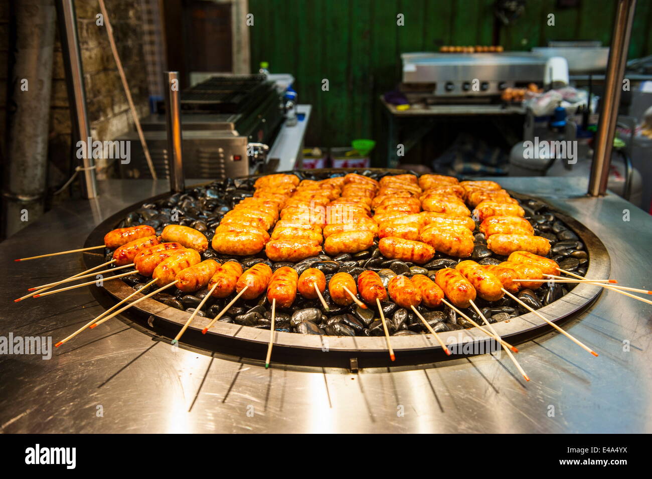 Frisch gekochtes Essen in Shilin Night Market, Taipei, Taiwan, Asien Stockfoto