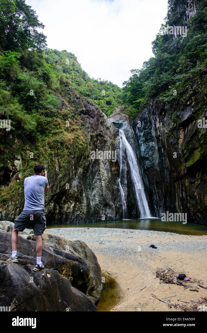 Mann fotografiert Jimenoa Uno Wasserfall, Westindische Inseln Jarabacoa, Dominikanische Republik, Karibik, Mittelamerika Stockfoto