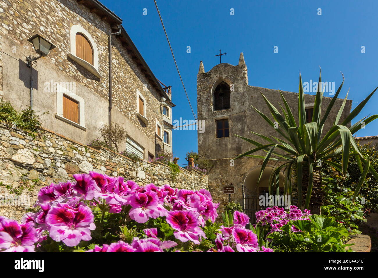 Die St. Georgskirche hoch über Taormina, Castelmola, Provinz Catania, Sizilien, Italien Stockfoto