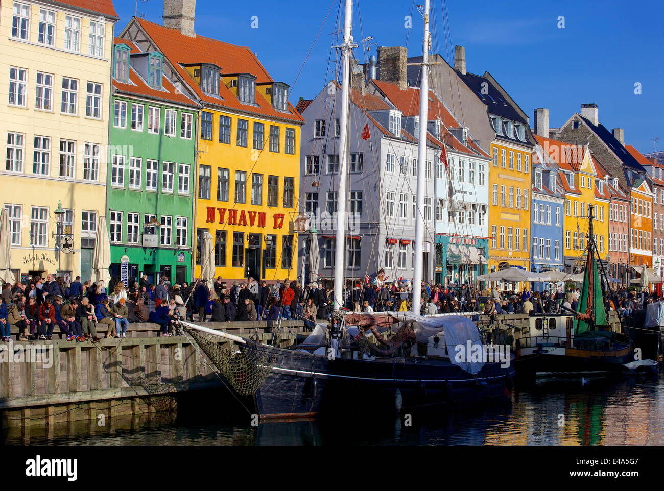 Boote im Hafen von Nyhavn (neue Hafen), Kopenhagen, Dänemark, Skandinavien, Europa Stockfoto