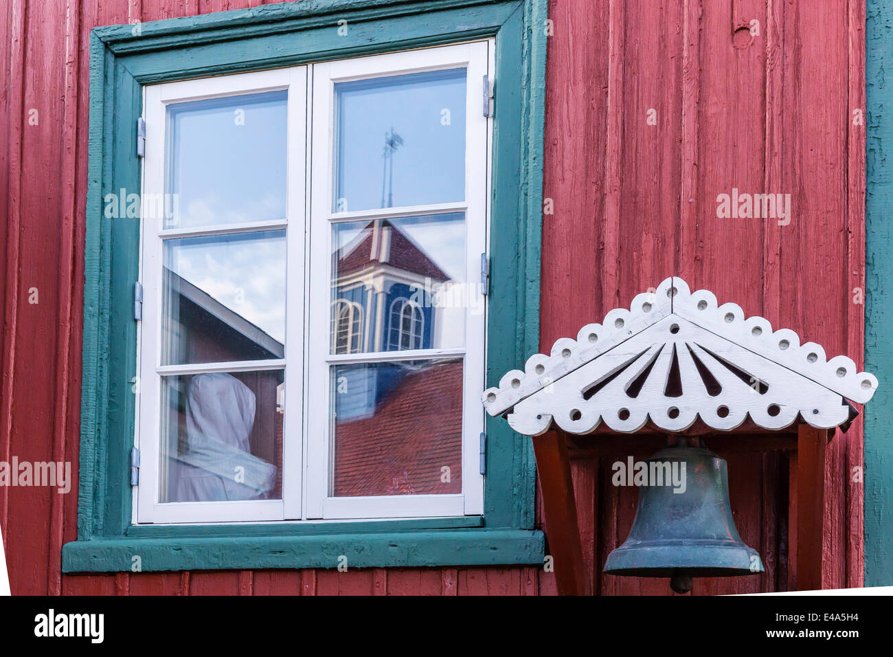 Bunt bemalten Haus spiegelt sich im Fenster in Sisimiut, Grönland, Polarregionen Stockfoto