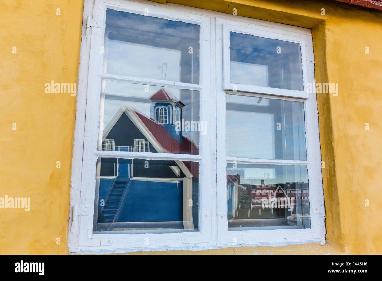 Kirche, spiegelt sich in bunt bemalte Haus Fenster in Sisimiut, Grönland, Polarregionen Stockfoto