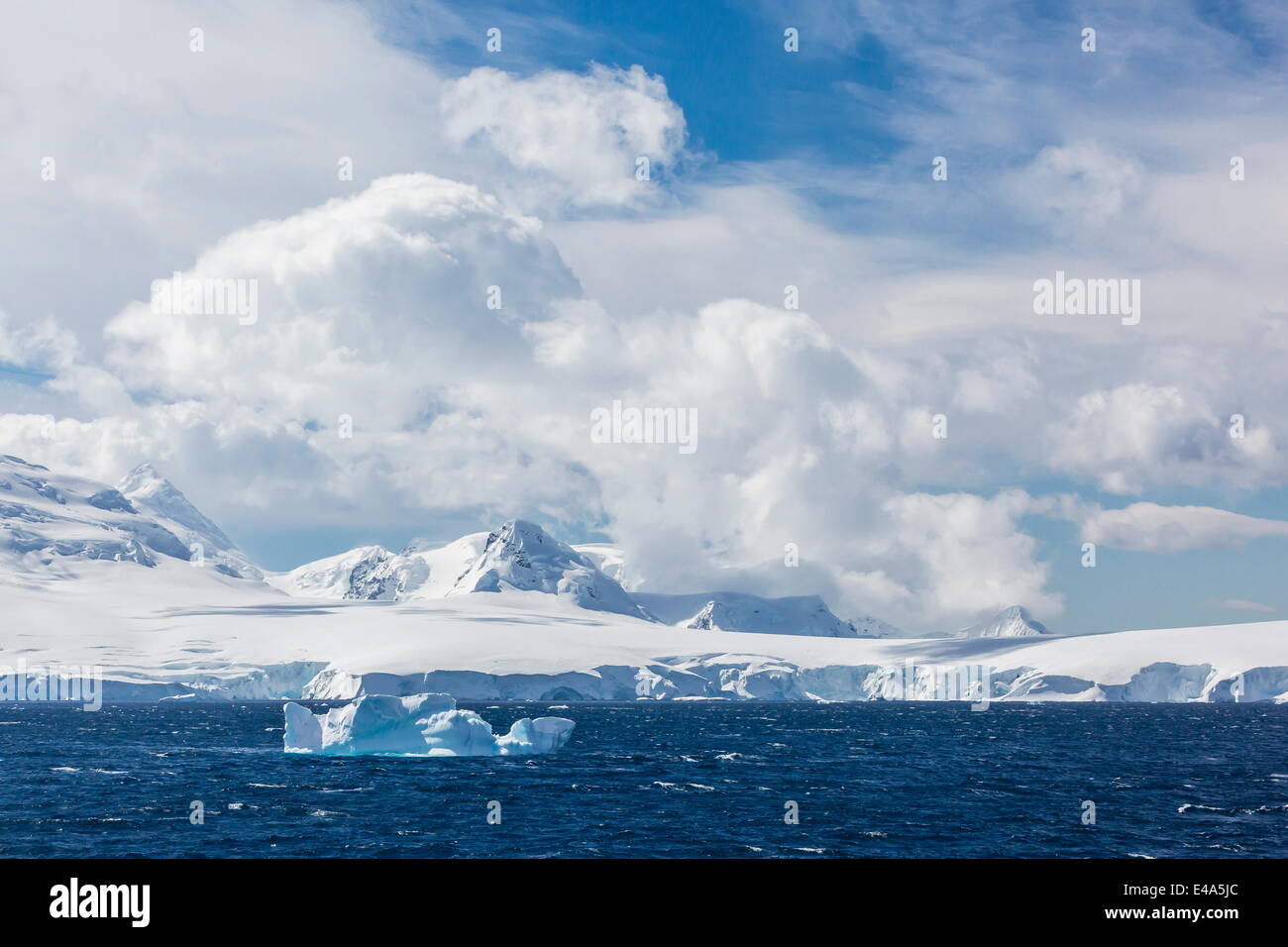 Wolken zu bauen, über schneebedeckte Berge in Dallmann Bay, Antarktis, Polarregionen Stockfoto
