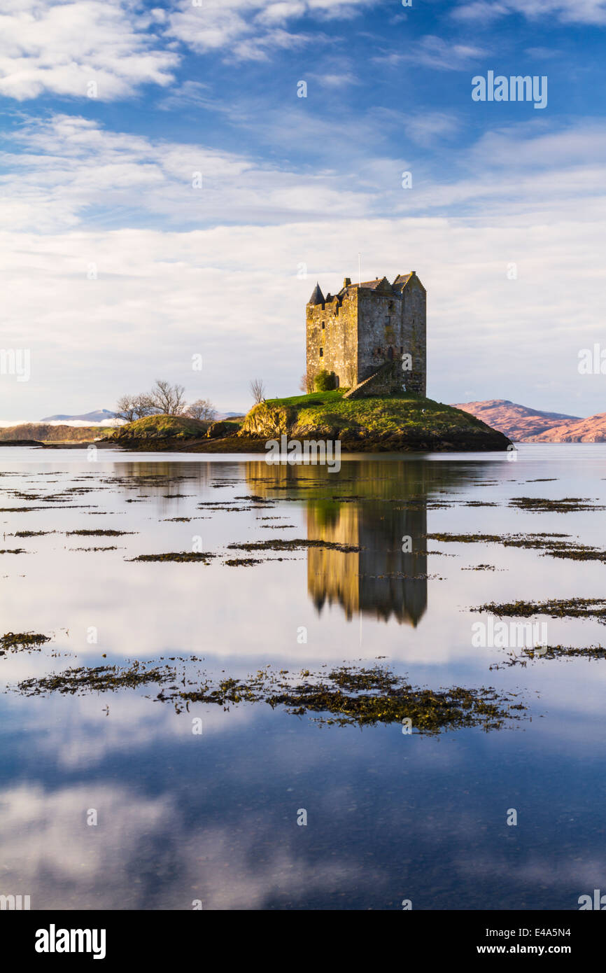 Castle Stalker, einem vierstöckigen Turmhaus am Loch Laich in Argyll westlich von den schottischen Highlands, Schottland Stockfoto