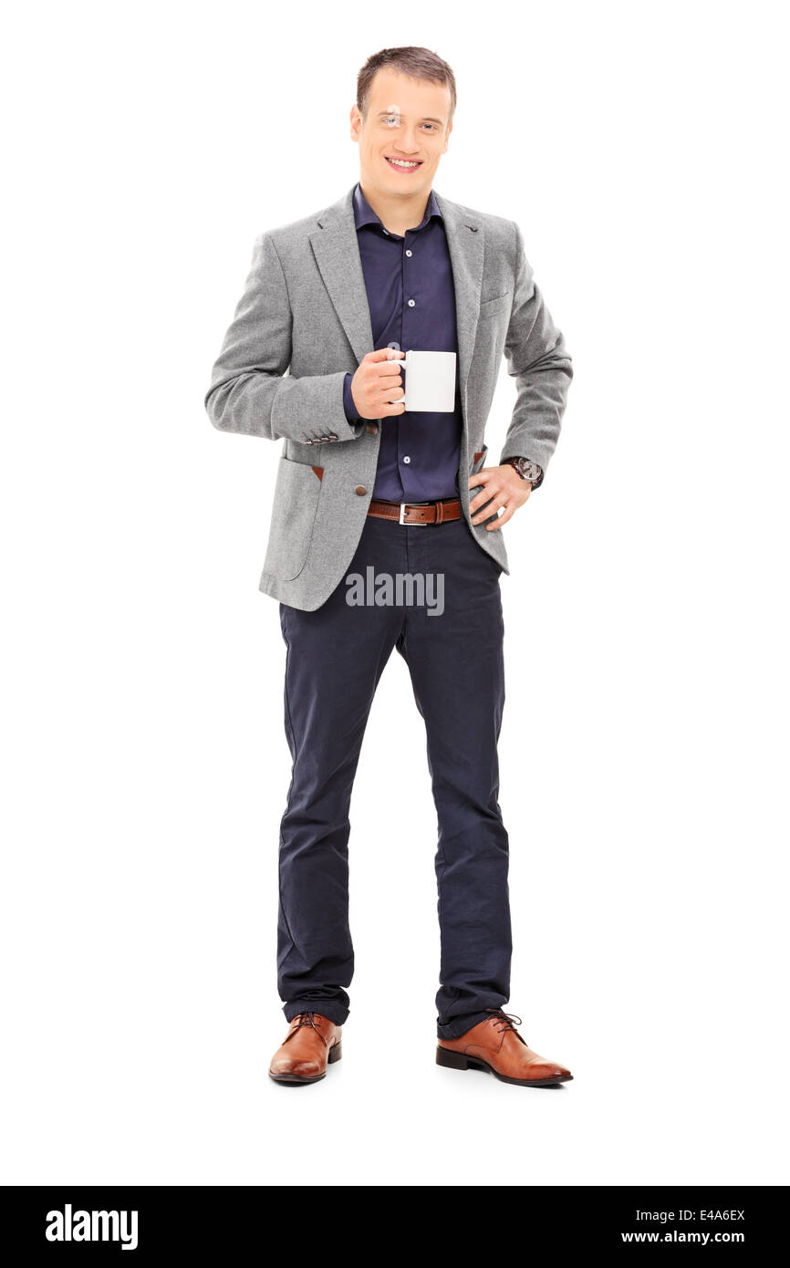 In voller Länge Portrait eines eleganten Mannes hält eine Kaffeetasse Stockfoto