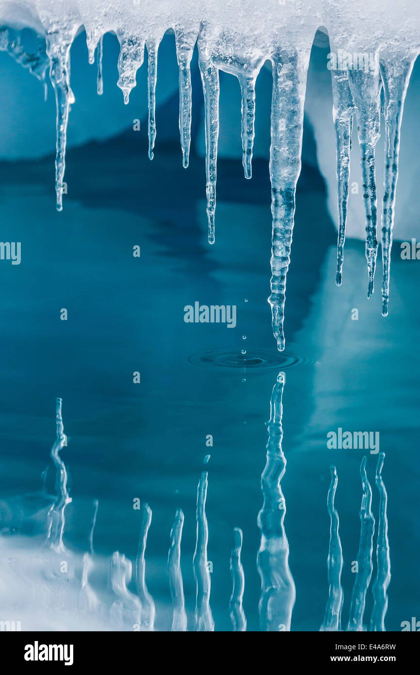 Eiszapfen, gespiegelt in ruhigem Wasser aus Eis schwebend in den Neumayer-Kanal in der Nähe von Wiencke Island, Antarktis, Polarregionen Stockfoto