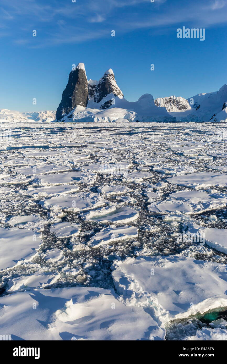 Transit durch den Lemaire-Kanal in schweren ersten Jahr Meer Eis, Antarktis, Polarregionen Stockfoto