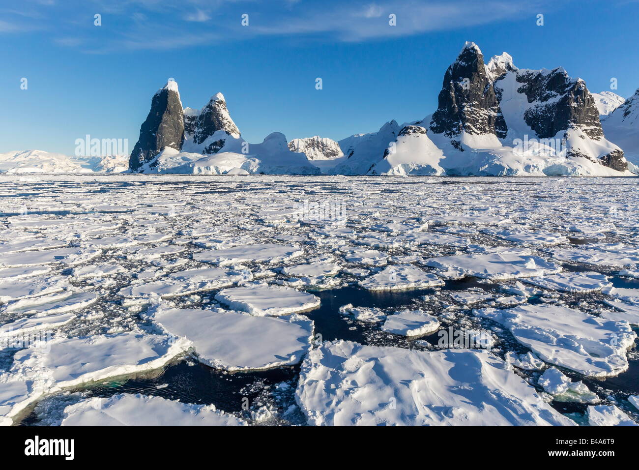 Transit durch den Lemaire-Kanal in schweren ersten Jahr Meer Eis, Antarktis, Polarregionen Stockfoto
