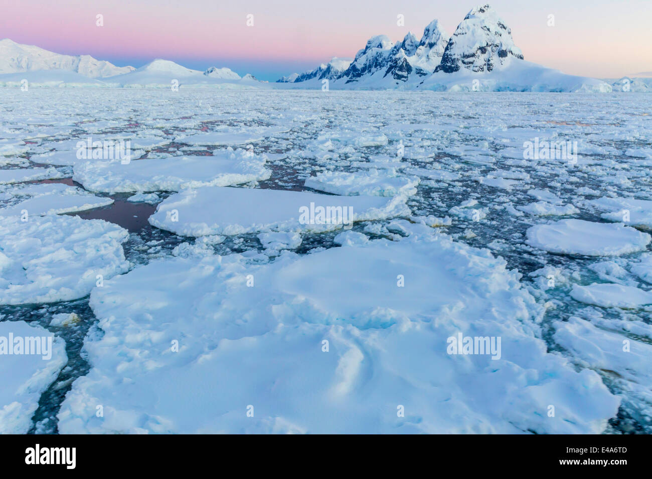 Transit durch den Lemaire-Kanal in schweren ersten Jahr Meer Eis, Antarktis, Polarregionen Stockfoto