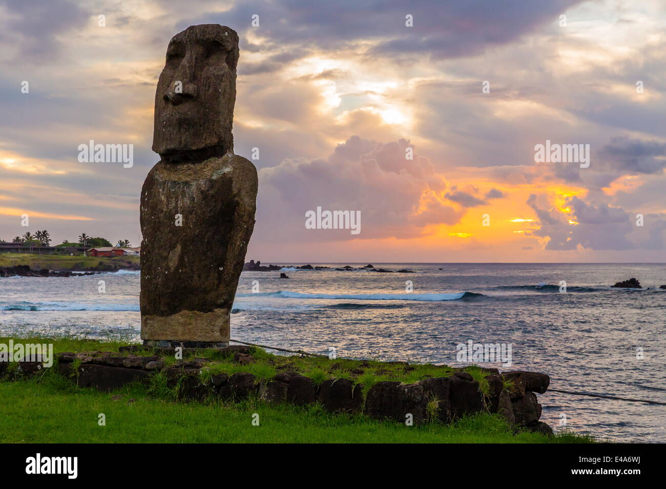 Einem einzelnen Moai am Fishermans Hafen in der Stadt von Hanga Roa, Nationalpark Rapa Nui, UNESCO, Osterinsel, Chile Stockfoto
