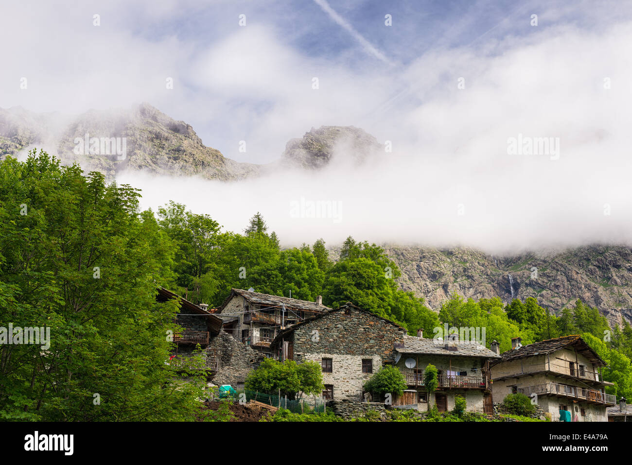 Berg In Den Italienischen Alpen 8 Buchstaben Kleine Gruppe Häuser der alten Stein zwischen Berg und Wald in den
