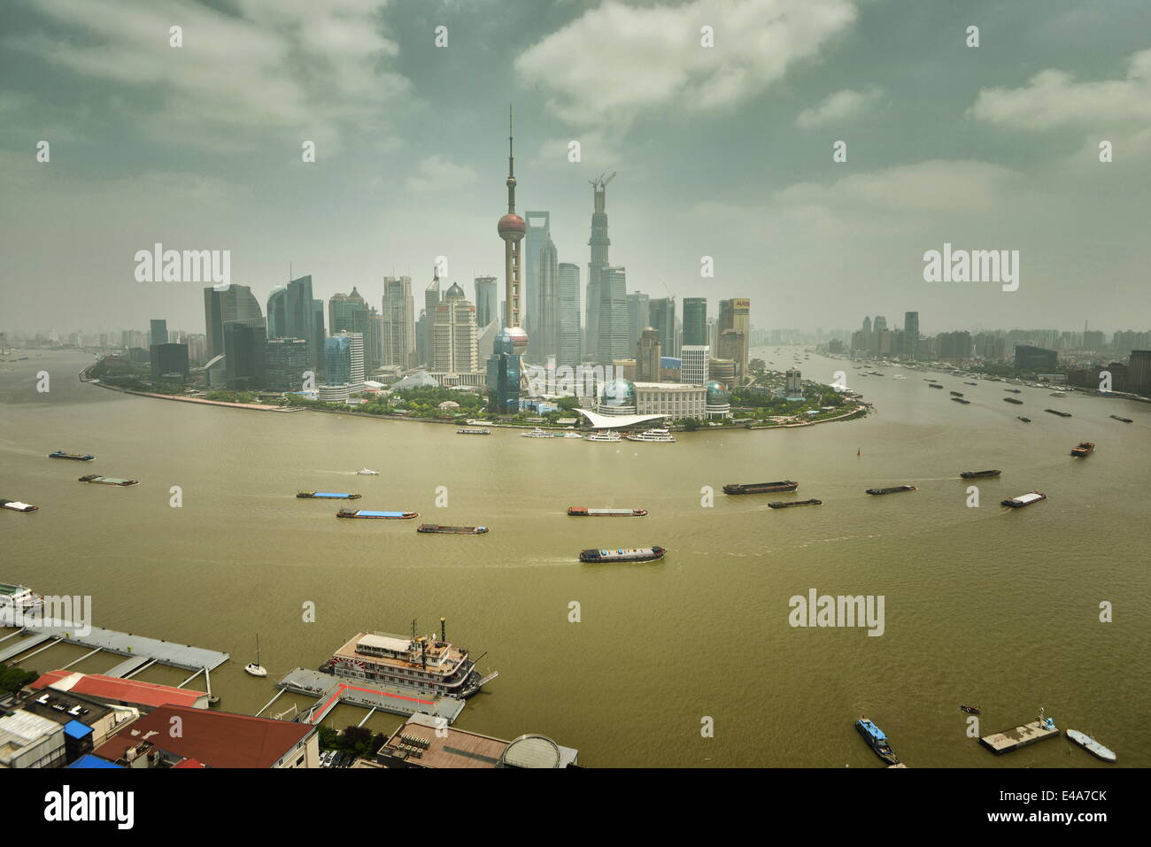 Shanghai Pudong mit Huangpu-Fluss und Schiff-Verkehr, Shanghai, China, Asien Stockfoto