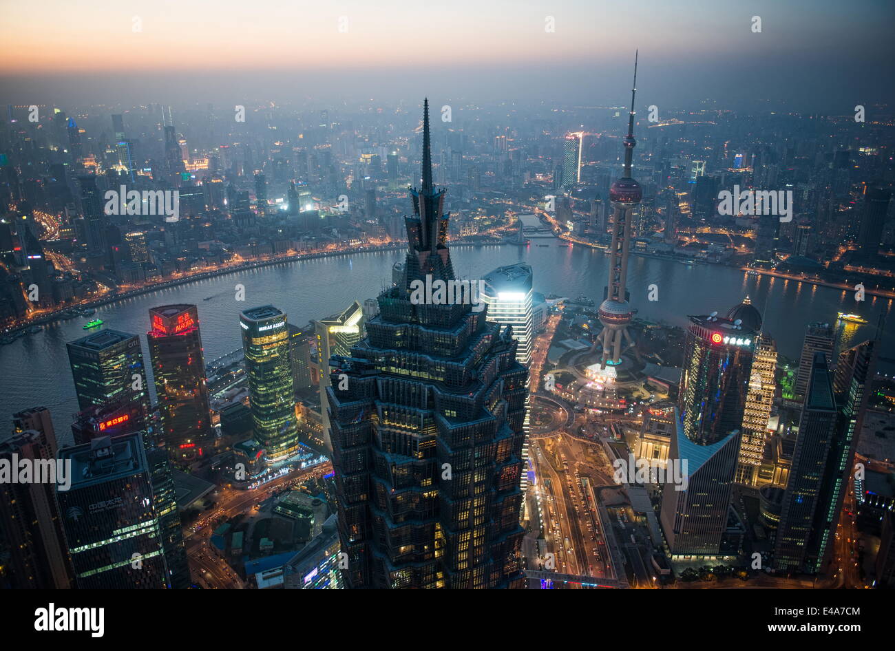 Shanghai Pudong mit Jin Mao Tower, Oriental Pearl Tower, Huangpu-Fluss und Puxi Stadtbild, Shanghai, China, Asien Stockfoto