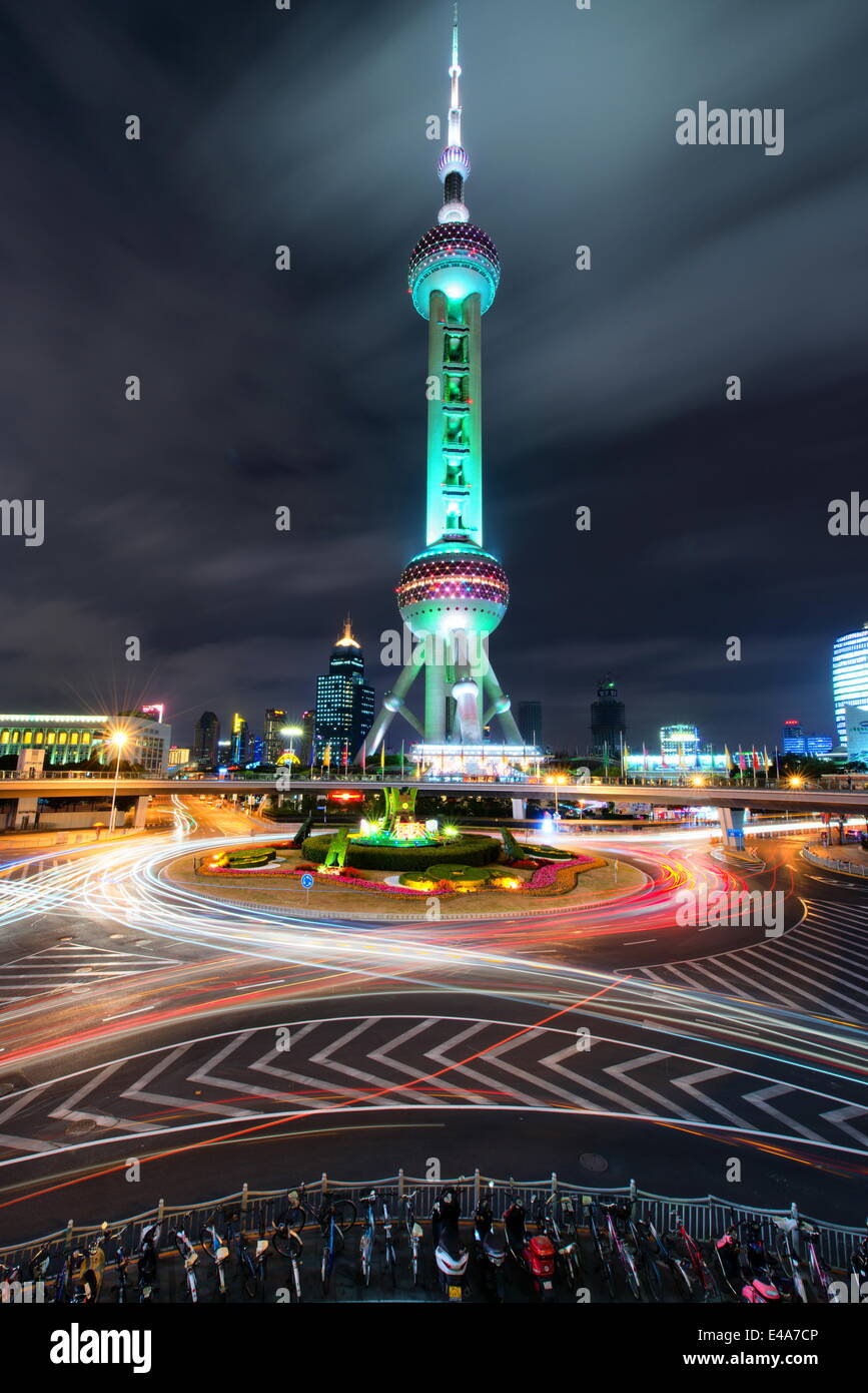 Oriental Pearl Tower mit Lichtspuren in Shanghai Pudong, Shanghai, China, Asien Stockfoto