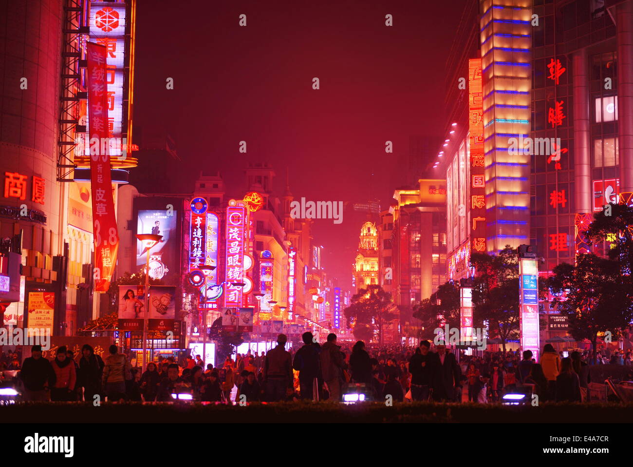 LED-beleuchteten Nachtleben auf der Nanjing Lu, Shanghai, China, Asien Stockfoto