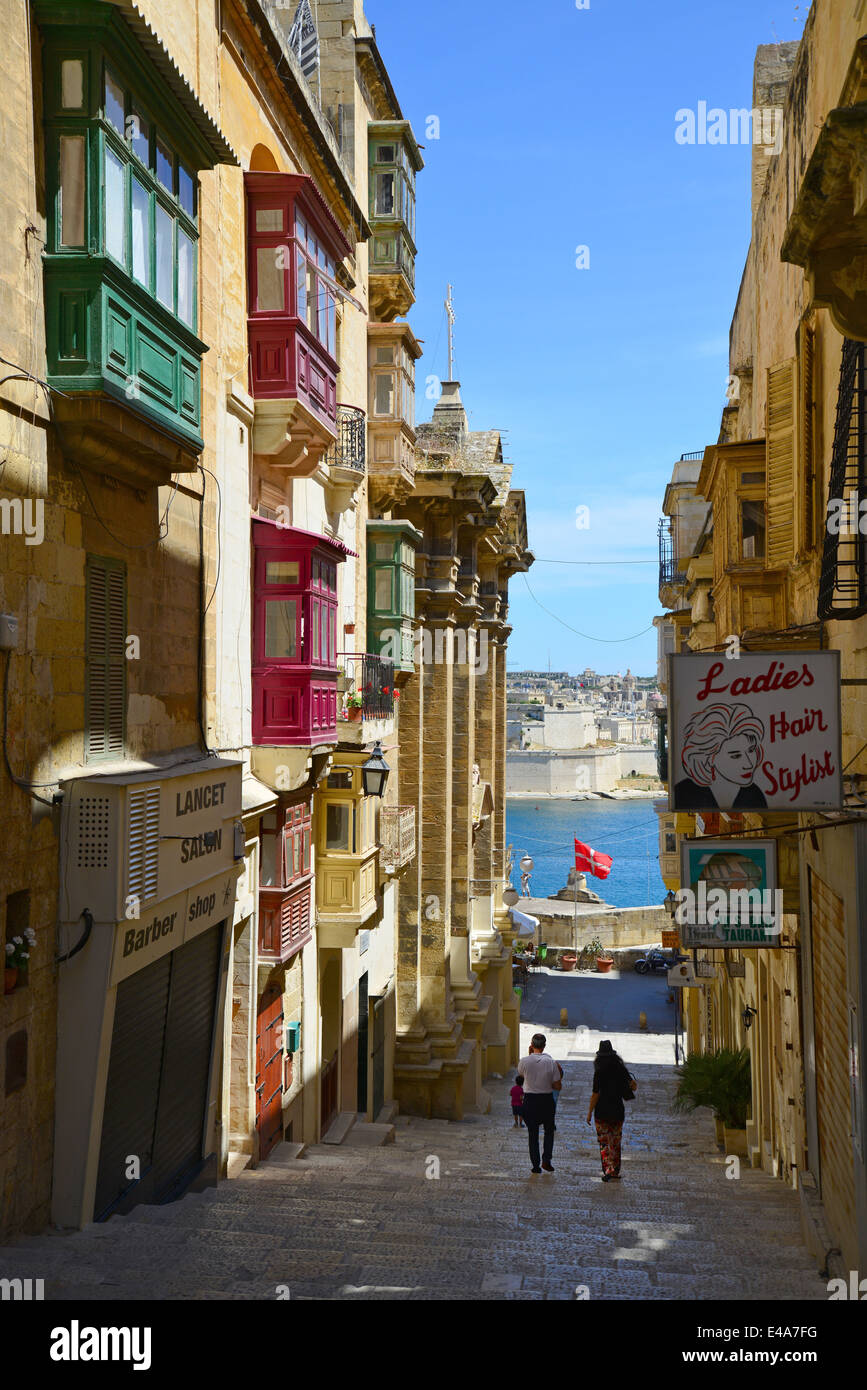 Steile Gasse mit Gallarija Balkonen, Valletta (Il-Belt Valletta), südlichen Hafenviertel, Malta Xlokk Region, Malta Stockfoto