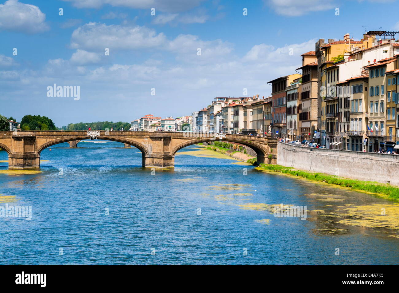 Ponte Santa Trinita aus dem 16. Jahrhundert und der Fluss Arno, Florenz (Firenze), UNESCO, Toskana, Italien Stockfoto