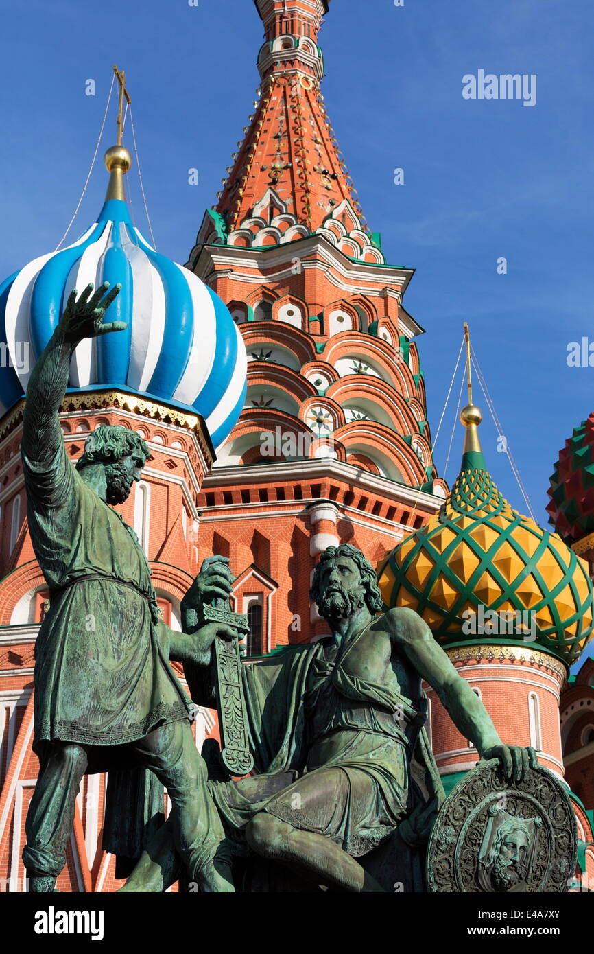 Statue von Minin und Pozharskiy und die Zwiebeltürme der Basilius Kathedrale in Moskau, Roter Platz, UNESCO, Stockfoto