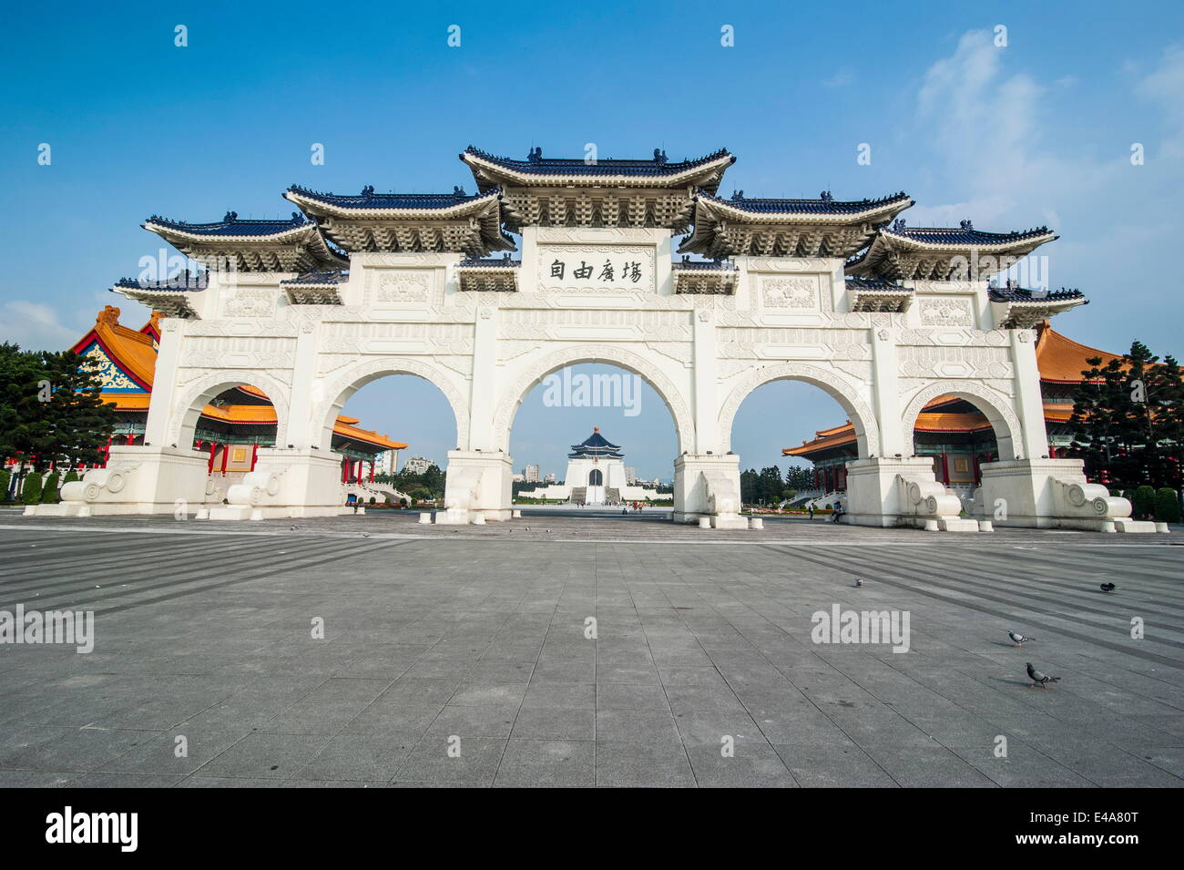 Riesiges Tor vor dem Chiang Kai-Shek Memorial Hall, Taipei, Taiwan, Asien Stockfoto