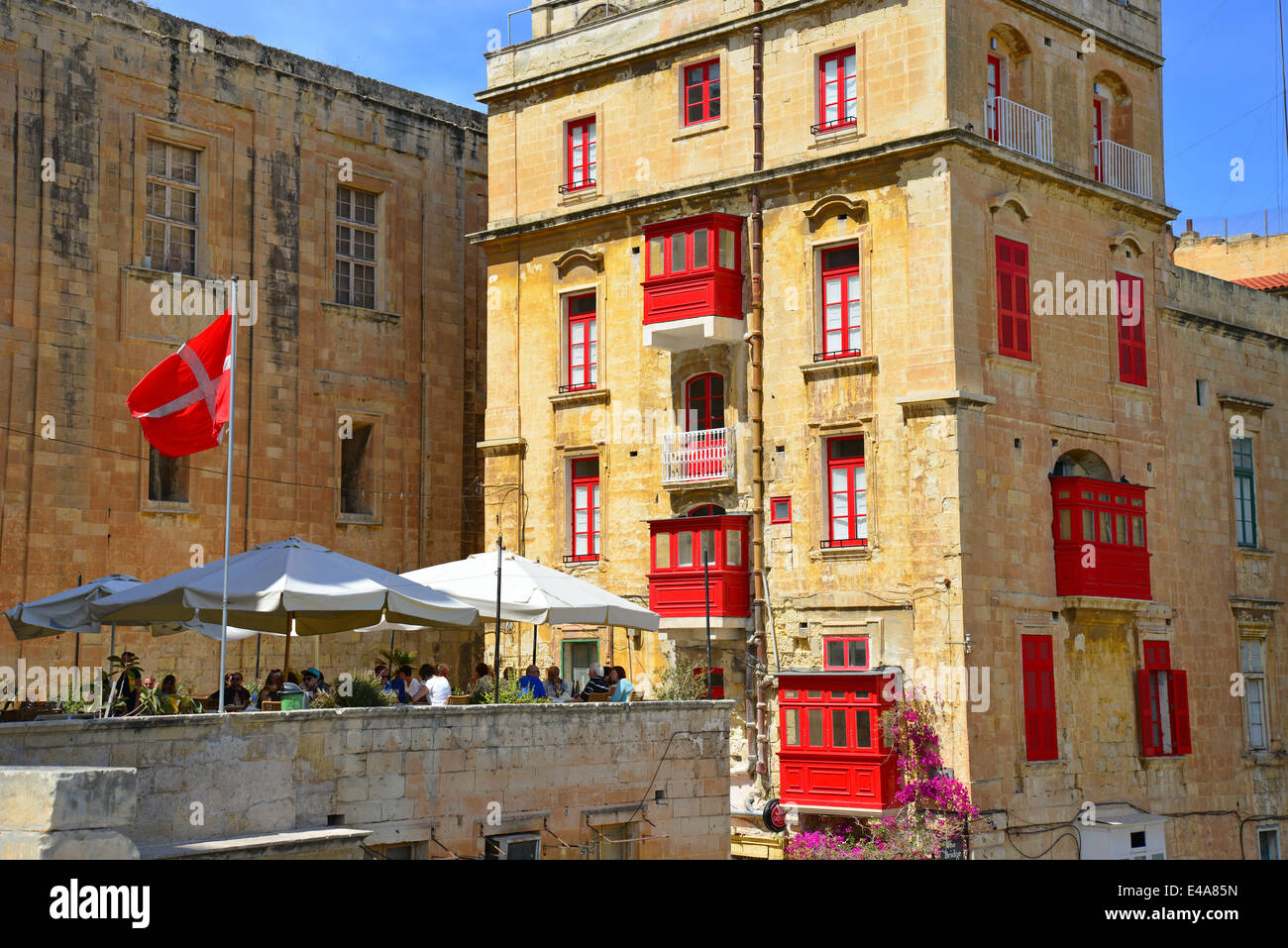 Restaurant im Freien durch die Wände des Grand Harbour, Valletta (Il-Belt Valletta), südlichen Hafenviertel, Malta Xlokk Region, Malta Stockfoto