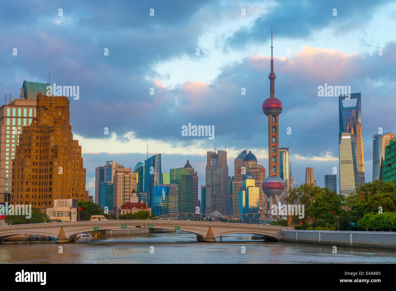 Skyline von Pudong Financial District, einschließlich Oriental Pearl Tower, und Brücke über Wusong (Suzhou Creek), Shanghai, China Stockfoto