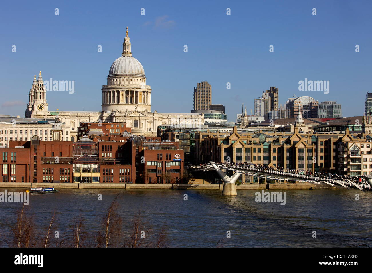 St. Pauls Cathedral, Millennium Bridge und die Themse betrachtet von South Bank, London, England, Vereinigtes Königreich, Europa Stockfoto