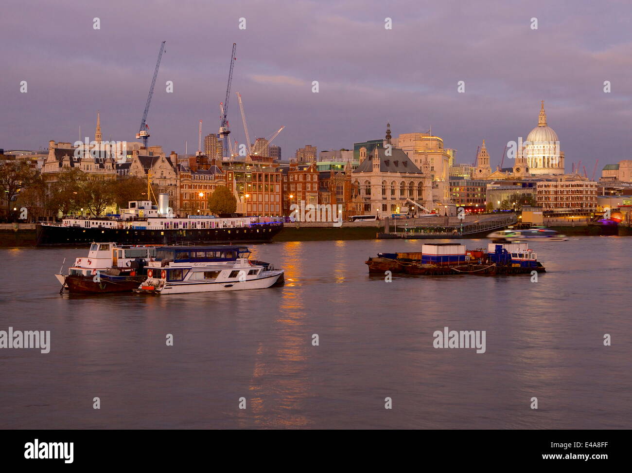 Themse in der Dämmerung gesehen von der South Bank, London, England, Vereinigtes Königreich, Europa Stockfoto