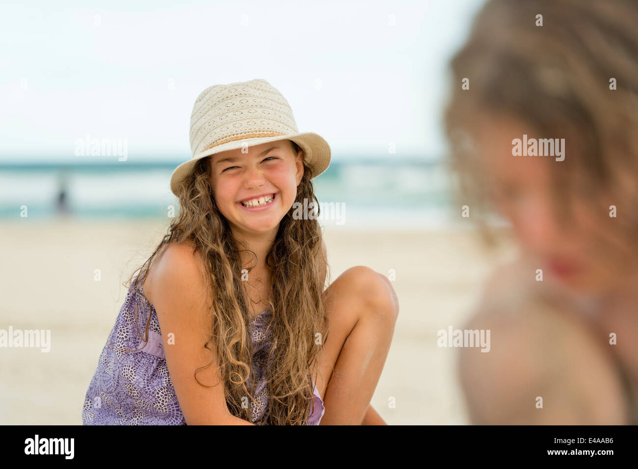 Australien, New South Wales, Pottsville, jungen und Mädchen spielen im Sand am Strand Stockfoto