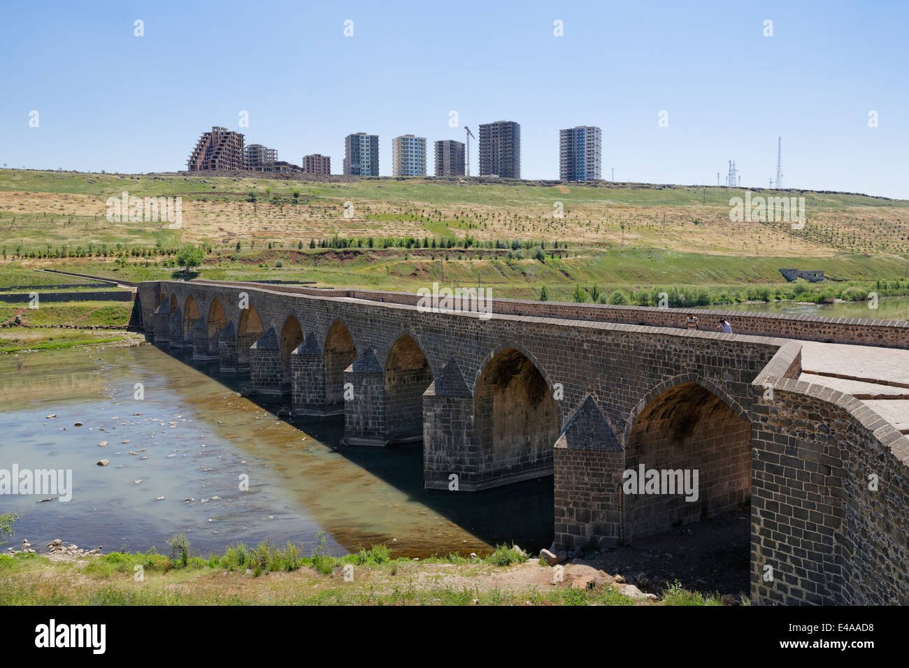 Türkei, Diyarbakir, Blick zum Tigris-Brücke und Satelliten-Stadt am Horizont Stockfoto