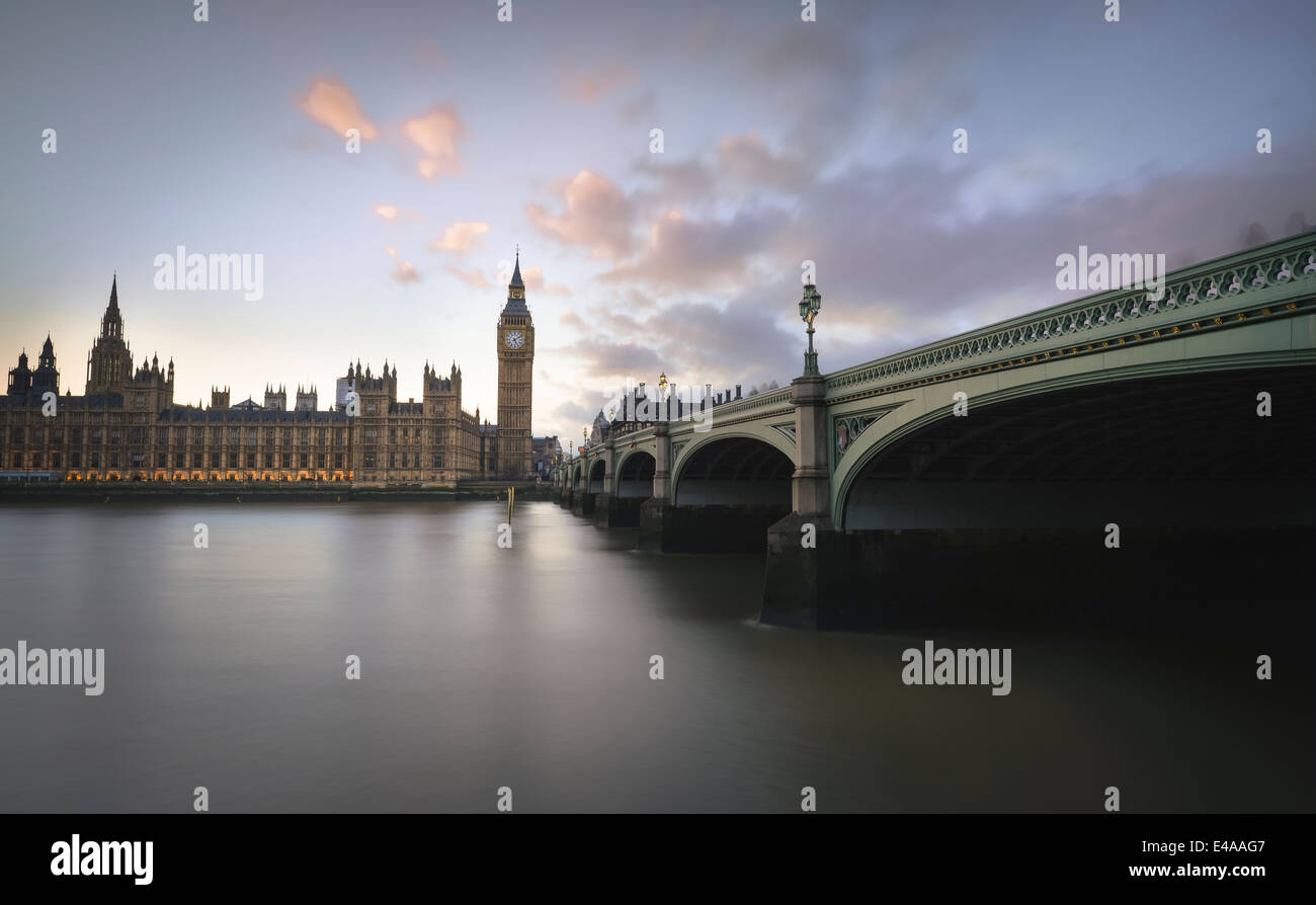 Häuser des Parlaments in der Themse, Big Ben und London, UK Stockfoto