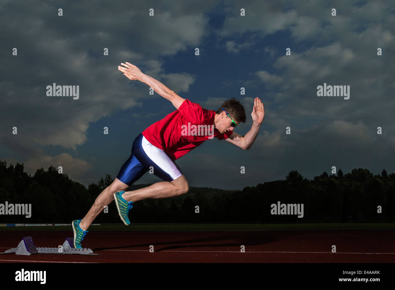 Sprinter starten, seitliche Ansicht Stockfoto