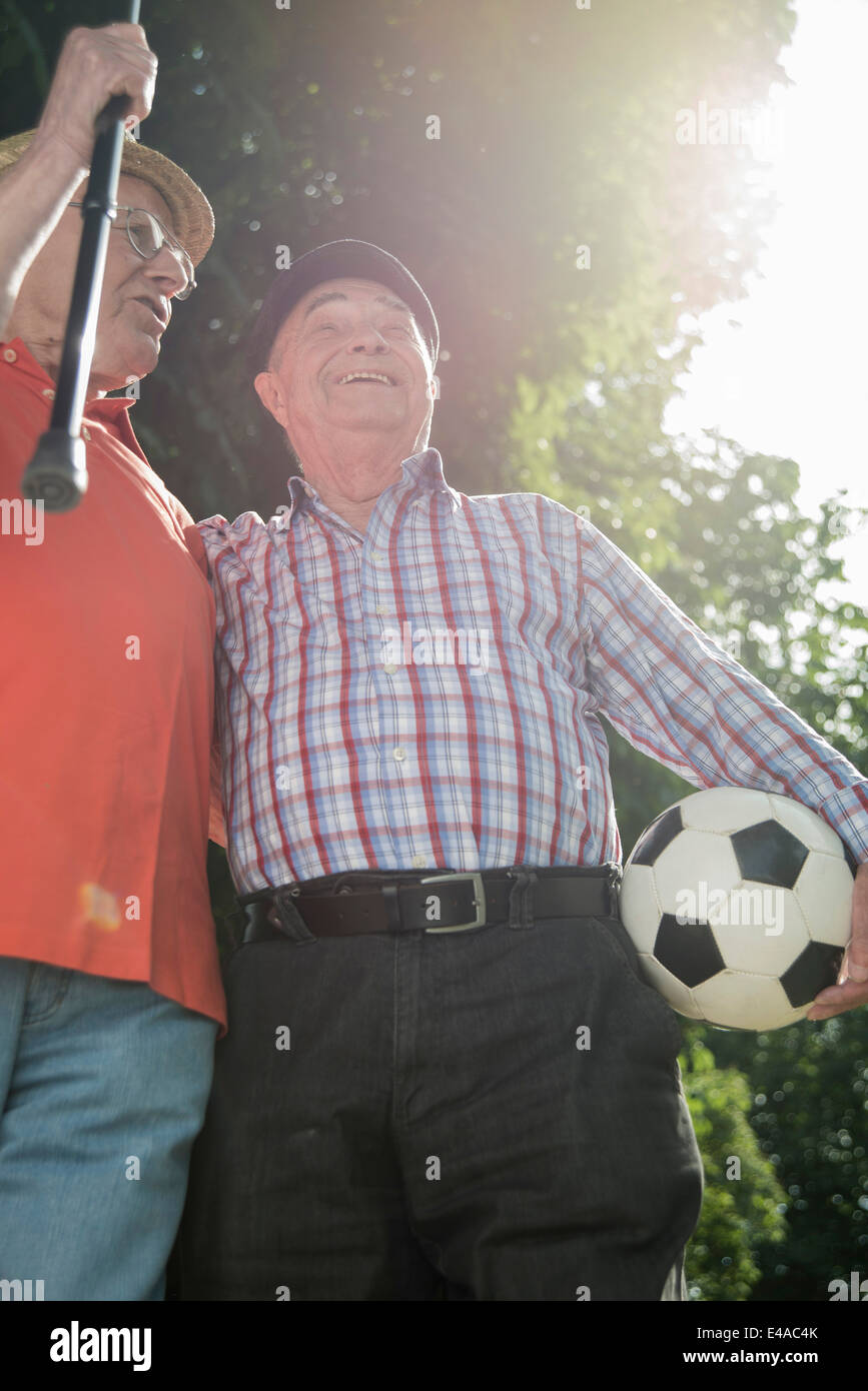 Zwei Alte Freunde Die Zu Fuß In Den Park Mit Dem Fußball Stockfotografie Alamy 