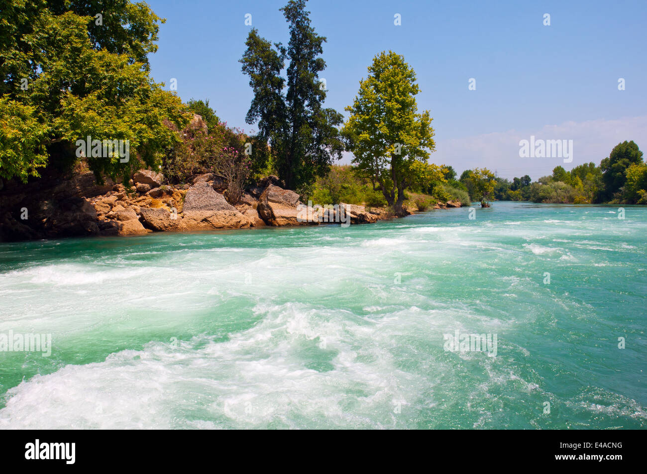 Berg Flusswasser Türkei Manavgat schnell kalt Bäume Ufer schmalen robusten Schaumstoff Sommertag sonnige Natur Landschaft niemand Stockfoto