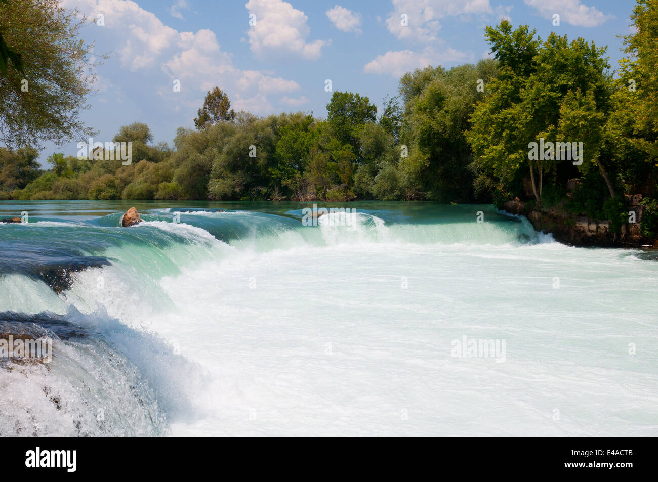 Wasserfall Fluss Manavgat Türkei Seite Schweller Tag sonnige Natur Landschaft grün türkis Sommerberge fließen Schaum Lärm fallen in Stockfoto