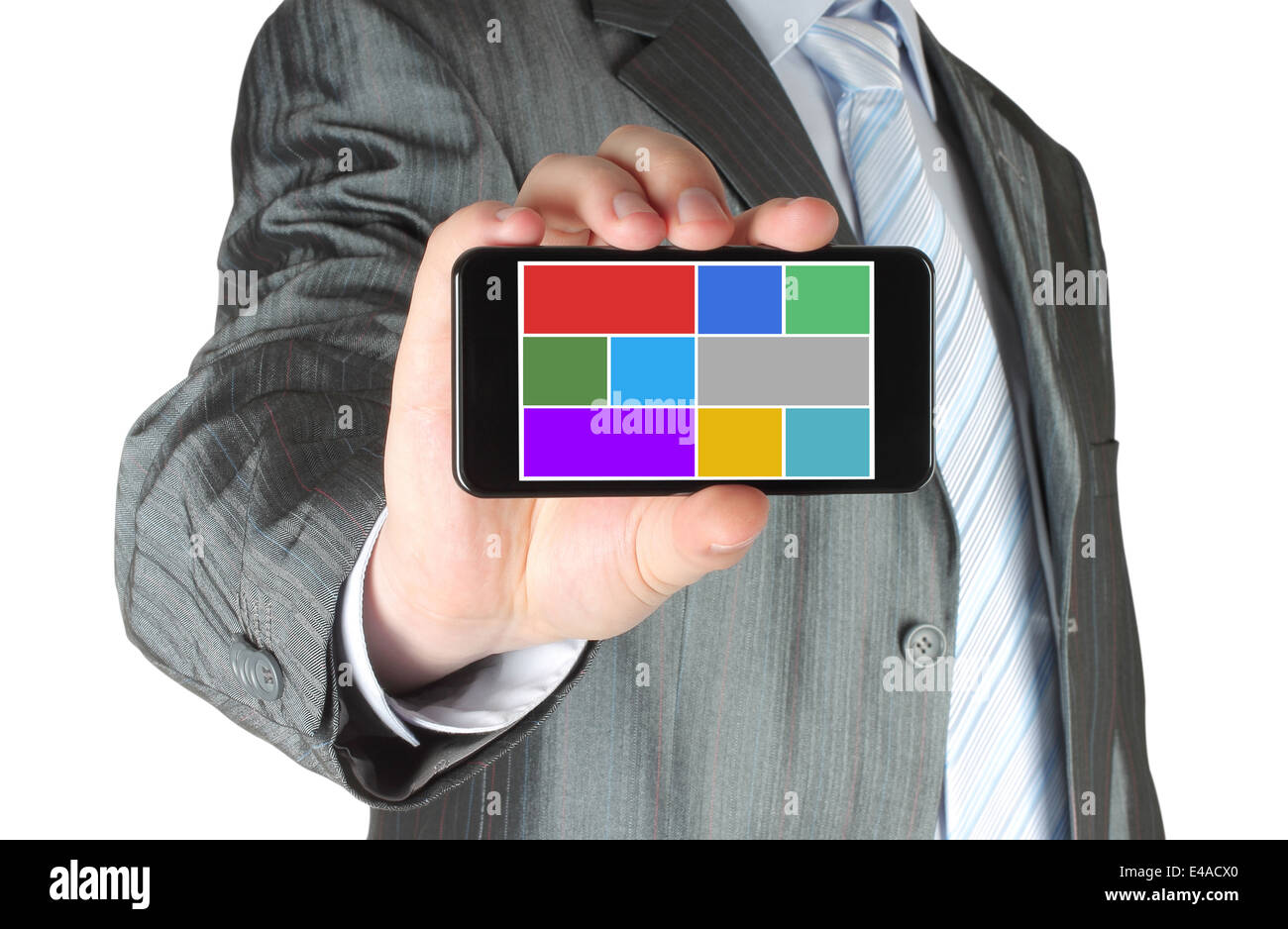 Mann zeigt Smartphone mit flachen Farbsymbole auf weißem Hintergrund Stockfoto