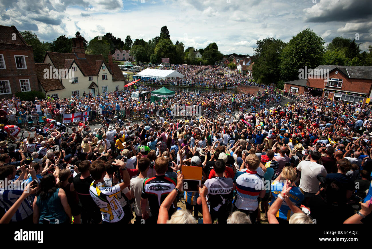 Finchingfield, Essex, England. 7. Juli 2014. Tour de France Etappe 3 Cambridge London das Hauptfeld durch das Dorf Finchingfield in Nord-West Essex in den frühen Stadien der dritten Stufe des Rennens heute zwischen Cambridge und London. Bildnachweis: BRIAN HARRIS/Alamy Live-Nachrichten Stockfoto