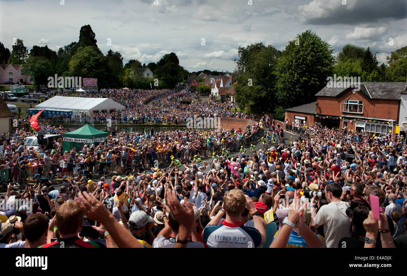 Finchingfield, Essex, England. 7. Juli 2014. Tour de France Etappe 3 Cambridge London das Hauptfeld durch das Dorf Finchingfield in Nord-West Essex in den frühen Stadien der dritten Stufe des Rennens heute zwischen Cambridge und London. Bildnachweis: BRIAN HARRIS/Alamy Live-Nachrichten Stockfoto