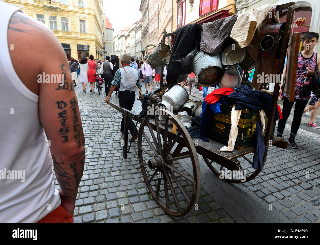 Marsch von italienischen Handwerkern in historischen Kostümen in den Straßen der Altstadt der Stadt markiert den Beginn der Eröffnung Präsidentschaft des Rates der Europäischen Union am 5. Juli 2014. Musik und die Eröffnung eines italienischen Marktes aus dem frühen 20. Jahrhundert, alle durchgeführt durch die Le Arti pro über Gruppe von Bassana del Grappa, etwa 70 km von Venedig folgte die Präsentation der Handwerker. Die Gruppe, die in der Tat ein Museum in Bewegung ist, hat die Welt Wiederbelebung, wie es vor 100 Jahren war. Organisiert wurde die Veranstaltung von dem italienischen Kulturinstitut, der italienischen Botschaft in Prag und Stockfoto