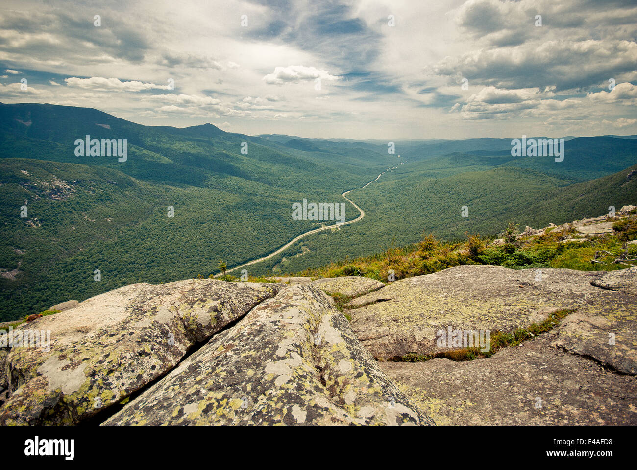 Straße in die Berge. Stockfoto