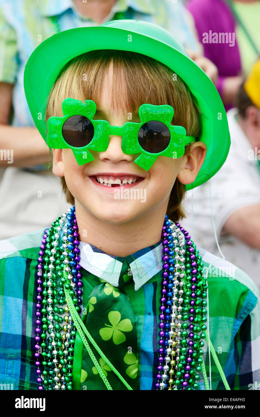 St. Patricks Day Parade Anna Maria Island Florida FL uns grün Shamrock junge Sonnenbrillen Stockfoto