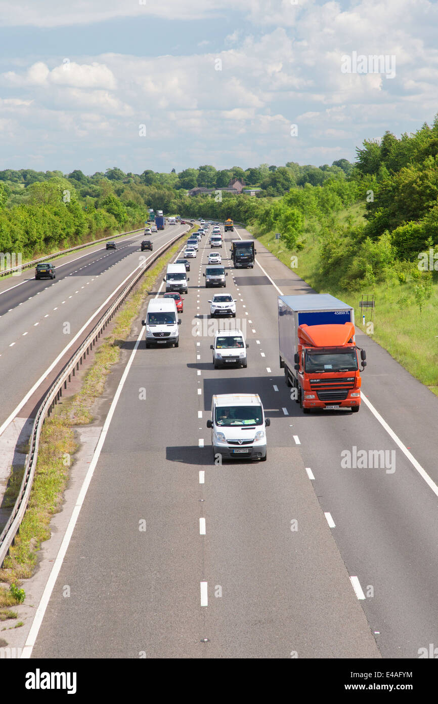Fahrzeuge auf der M40 in der Nähe von Warwick, Warwickshire, England, UK Stockfoto